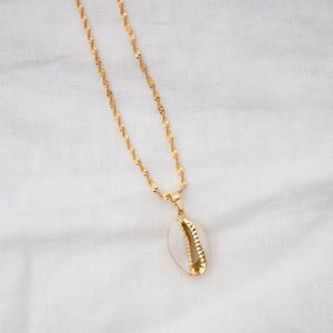 Vintage style shell pendant with a chain